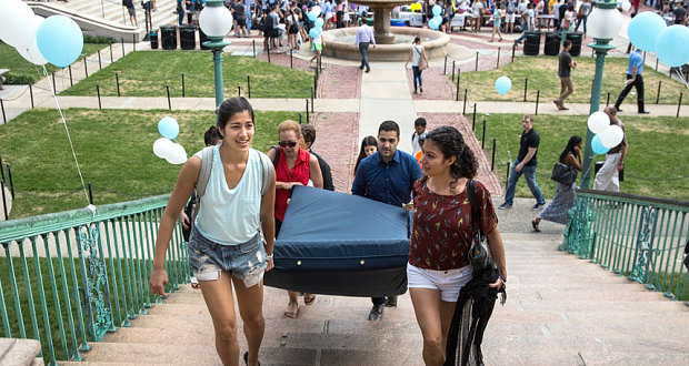 A photo of Emma Sulkowicz carrying a mattress around the campus of Columbia University with the help of three others.